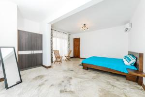 1 dormitorio con cama y espejo. en Viccos Villa - Brand New Villa in Trou d'Eau Douce en Trou dʼ Eau Douce