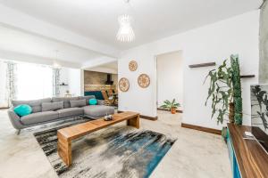 Uma área de estar em Viccos Villa - Brand New Villa in Trou d'Eau Douce