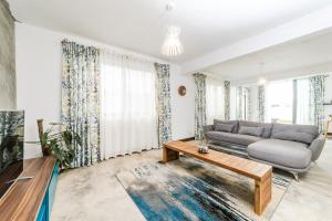 Uma área de estar em Viccos Villa - Brand New Villa in Trou d'Eau Douce
