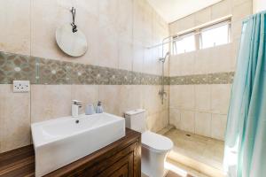 Um banheiro em Viccos Villa - Brand New Villa in Trou d'Eau Douce