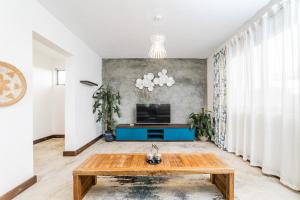 Uma TV ou centro de entretenimento em Viccos Villa - Brand New Villa in Trou d'Eau Douce