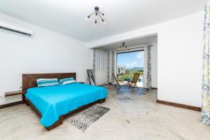 Cama ou camas em um quarto em Viccos Villa - Brand New Villa in Trou d'Eau Douce