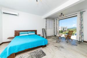 Cama ou camas em um quarto em Viccos Villa - Brand New Villa in Trou d'Eau Douce