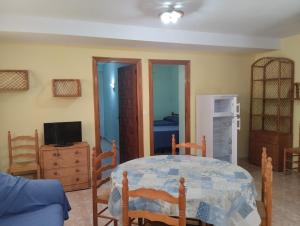 Μια τηλεόραση ή/και κέντρο ψυχαγωγίας στο Apartamentos Condado de Miranda
