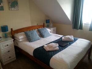 A bed or beds in a room at Hafan-y-Mor Guesthouse 