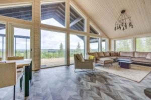 HimosLuksushuvila Himos Panorama的配有沙发和桌子的大客厅