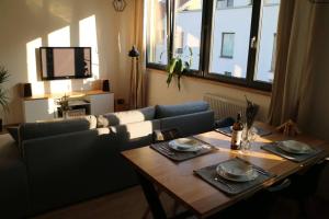 - un salon avec une table et un canapé dans l'établissement Beautiful apartment in Old Town Bratislava, à Bratislava