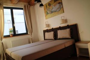 - un grand lit dans une chambre avec fenêtre dans l'établissement Beautiful apartment in Old Town Bratislava, à Bratislava