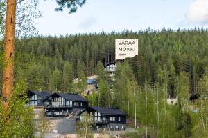 a sign that says waatari mokka on top of houses at Luksushuvila Himos Panorama in Jämsä