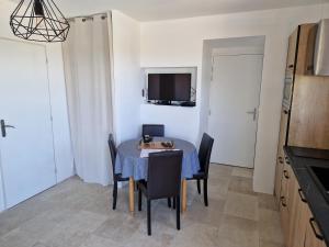 Kuchyňa alebo kuchynka v ubytovaní Gîte Le Saint Benoît