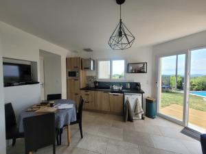 Kuchyňa alebo kuchynka v ubytovaní Gîte Le Saint Benoît