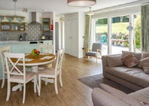 uma sala de estar com uma mesa e um sofá em Skerrow em New Galloway