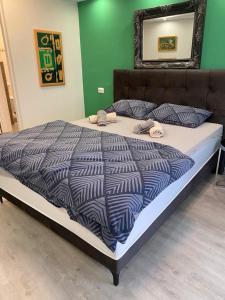 ein Bett mit einer blauen und weißen Bettdecke in einem Schlafzimmer in der Unterkunft Studio Gallery in Mostar
