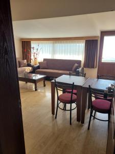 een woonkamer met een tafel en stoelen en een bank bij Oasis Apart Hotel in Dalyan