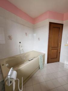Habitación con baño con bañera. en Casa la GlorioSa en Gravellona Toce