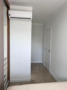 um quarto com um aquecedor de parede e um armário em Apartamento Bauru em Bauru