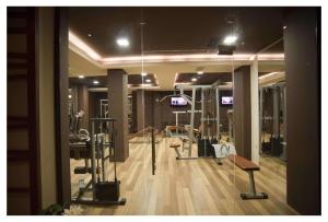 um ginásio com vários equipamentos de exercício numa sala em Bendita Mare Apartment em Golden Sands