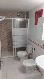 ベニドルムにあるCumbre Loixのバスルーム(シャワー、トイレ、シンク付)