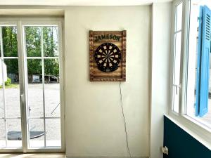 een dartbord op een muur naast een deur bij Refuge de luxe pour les amoureux de la montagne in Pouzac