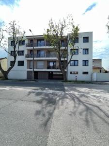 an empty parking lot in front of a building at már vártaLAK in Siófok