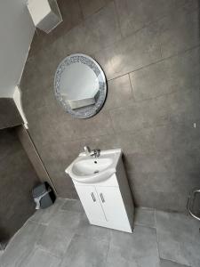 a bathroom with a sink and a mirror at Merton rd serviced accommodation in Walton on the Hill