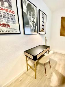 einen schwarzen Tisch und einen weißen Stuhl in einem Zimmer in der Unterkunft Apartamento Cartagena centro in Cartagena