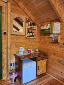 uma cozinha com um balcão num chalé de madeira em Guest house Green Garden em Mojkovac