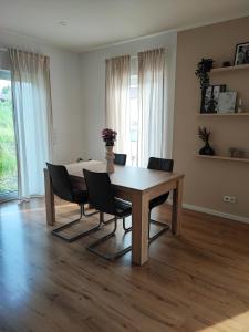 a dining room table and chairs in a room at Ferienwohnung Magel in Waldsolms