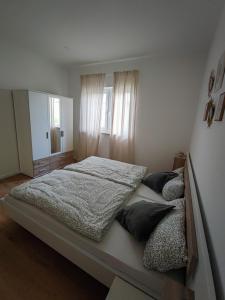 ein Schlafzimmer mit einem großen Bett mit zwei Kissen in der Unterkunft Ferienwohnung Magel in Waldsolms