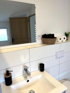 bagno con lavandino e specchio di Appartement Duplex avec jardin a Ingersheim