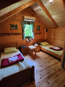 una vista sul soffitto di una camera da letto in una baita di tronchi di Guest house Green Garden a Mojkovac