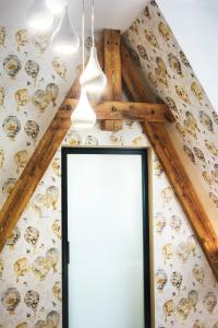a mirror in a room with a ceiling at Apartamenty Paderewskiego 1 in Bydgoszcz