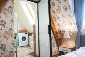 a room with a bathroom with a washing machine at Apartamenty Paderewskiego 1 in Bydgoszcz