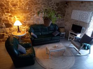 een woonkamer met een bank, stoelen en een tafel bij Refúgio do Anjo - Alojamento Local in Lanhelas
