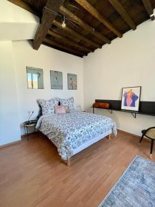 una camera con letto e pavimento in legno di Duplex de charme 80m2 au coeur d'Arles, 2 chambres a Arles