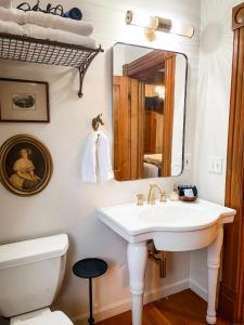 uma casa de banho com um lavatório e um espelho em The Matriarch- Downtown Ashland, OR em Ashland