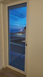 una porta con vista su una spiaggia di notte di Villa de Bruma Faial da Terra a Faial da Terra Altre 21 foto