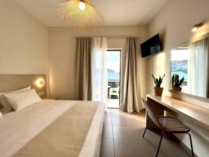 1 dormitorio con cama, escritorio y ventana en Amare Apartments en Tsilivi
