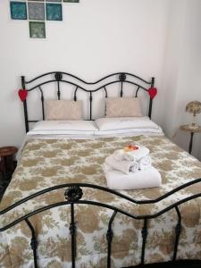 um quarto com uma cama com toalhas em La Casa nel Vico em Locorotondo
