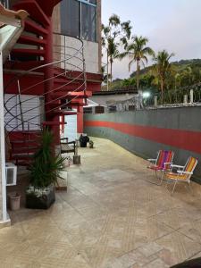 瓜魯雅的住宿－Pousada Las Palmas，一座带椅子的庭院和一座位于大楼内的楼梯
