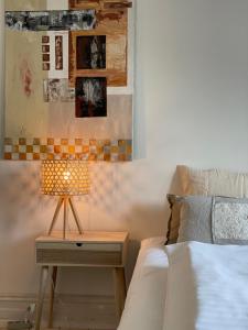Dormitorio con cama y mesita de noche con lámpara en Dobbelt værelse Carlsminde, en Stenstrup