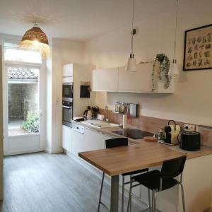 Η κουζίνα ή μικρή κουζίνα στο Agréable maison de ville, de 1 à 6 personnes, à 5 min à pied du centre ville de Cognac