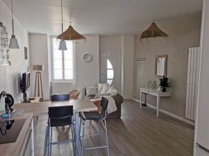 Μια τηλεόραση ή/και κέντρο ψυχαγωγίας στο Agréable maison de ville, de 1 à 6 personnes, à 5 min à pied du centre ville de Cognac +3 φωτογραφίες