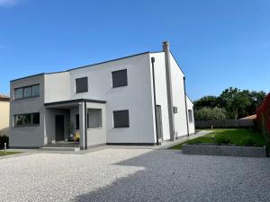 Nova VasにあるVilla Gina Porečの白い建物