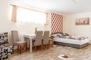 1 dormitorio con mesa, sillas y 1 cama en Piknik Vendégház, en Bogács