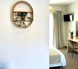 Habitación con espejo en una pared blanca en Amare Apartments, en Tsilivi