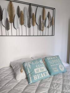 サンティレール・ド・リエにあるSt Gilles Appartement face merの壁に羽根飾りが付いたベッドのある部屋