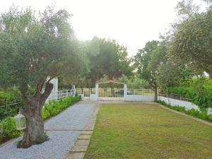 a garden with a gazebo and a tree at Alykesbeachhouse in Drosia