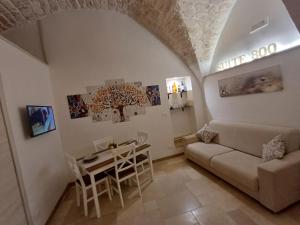 a living room with a couch and a table at Suite 800 in Ostuni