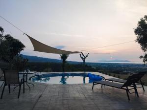 Bazén v ubytovaní Yiorgos, amazing sunset view house alebo v jeho blízkosti